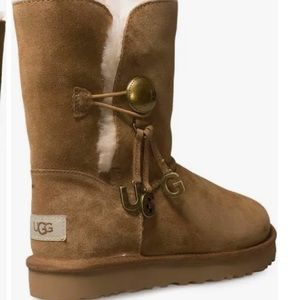 ✨UGGS BAILEY BUTTPM DANGLE KEY SIZE 11✨